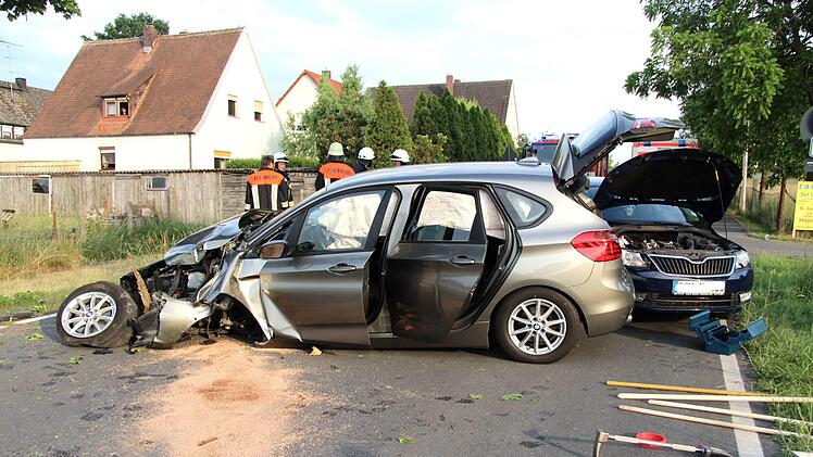 Am BMW entstand ein Totalschaden.   Foto: Richard Sänger