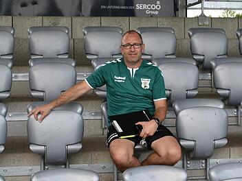 Erfreut zeigt sich der sportliche Leiter von Großbardorf, Andreas Lampert, über Sitzschalen aus der Allianz-Arena. Florian Karlein