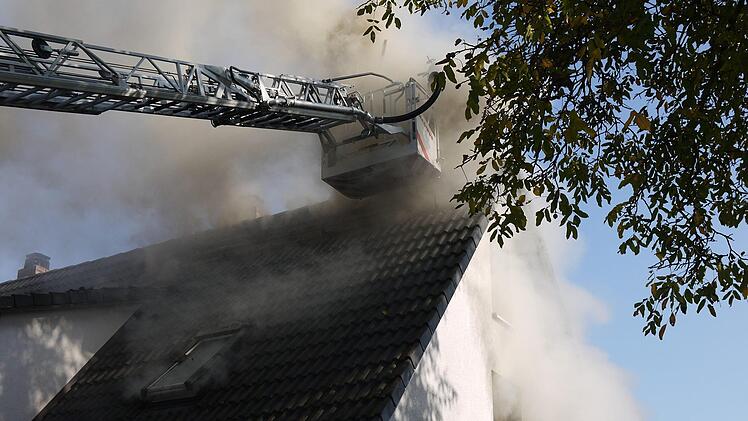 130 Personen waren beim Brand des  Wohnhauses in Ahorn (Landkreis Coburg) im Einsatz.Fotos: Berthold Köhler