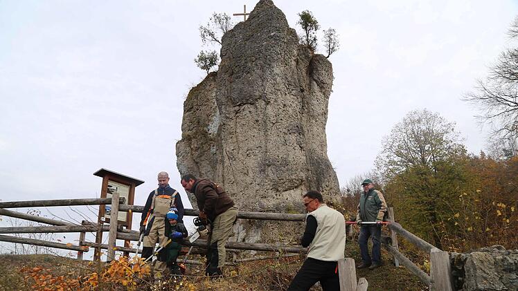 Felsfreilegung an der Burgruine in Bärnfels Foto: Franz Galster