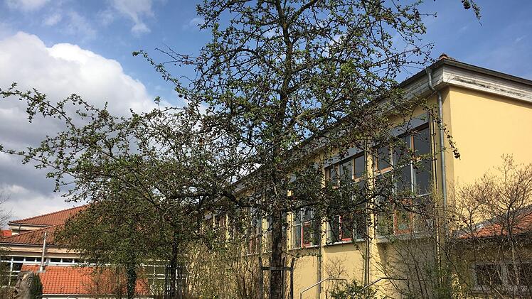 Ein Rollo an der Tür  der kleinen Schulturnhalle in Hallstadt war während eines Blutspendetermins im Gebäude heruntergekracht.Foto: Anette Schreiber