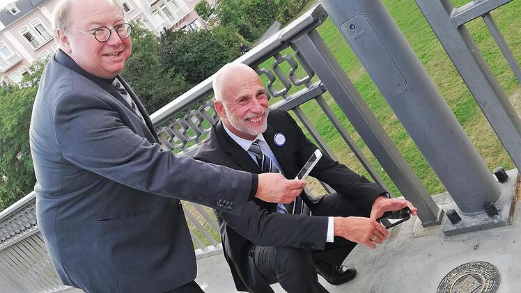 Mit dem QR-Code holt man sich die Infos aus dem Internet: Oberbürgermeister Kay Blankenburg und Welterbe-Koordinator Peter Weidisch über einem der Referenzpunkte.  Fotos: Sigismund von Dobschütz