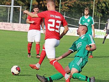 Der Eberner Jakob Geng grätscht den Gästeangreifer Philipp Schindler, Schütze des goldenen Tores, fair ab. Foto: Dietz