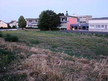 Im Sommer 2019 wurde im Gemeinderat bereits über den Platz bei der Schule (im Hintergrund) als Standort für einen Neubau diskutiert. Jetzt fiel die Entscheidung, hier einen fünfgruppigen Kindergarten zu bauen. Foto: Evi Seeger (Archiv)