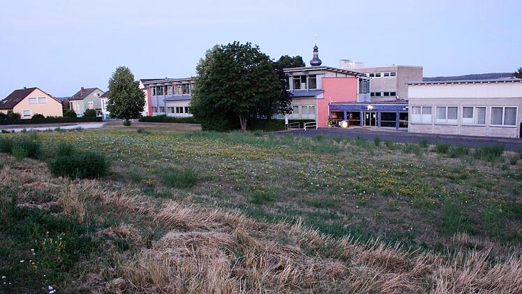 Im Sommer 2019 wurde im Gemeinderat bereits über den Platz bei der Schule (im Hintergrund) als Standort für einen Neubau diskutiert. Jetzt fiel die Entscheidung, hier einen fünfgruppigen Kindergarten zu bauen. Foto: Evi Seeger (Archiv)