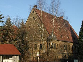 Der Dachstuhl des Hauses 1 der Hochstadter Bezirksklinik muss saniert werden. Das Storchennest wird daf&uuml;r vor&uuml;bergehend auf ein anderes Dach verlegt.  Foto: Werner Hauber