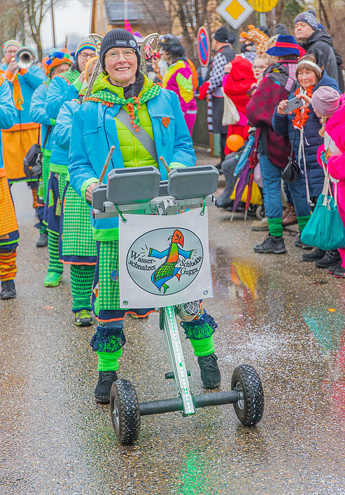 Buntes Faschingstreiben begeistert groß und klein.