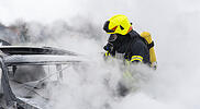 Symbolbild: Autobrand, Auto l&ouml;schen, Feuerwehr l&ouml;scht Auto