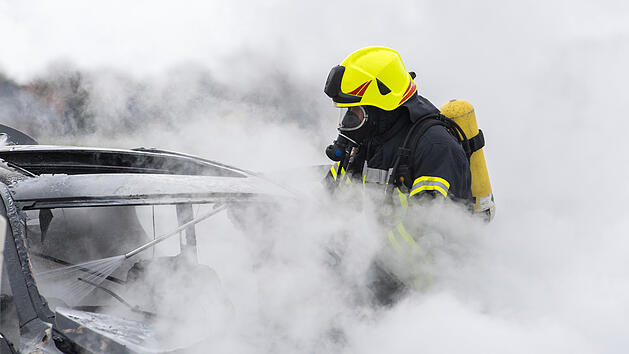 Symbolbild: Autobrand, Auto l&ouml;schen, Feuerwehr l&ouml;scht Auto