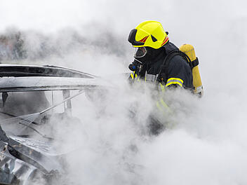 Symbolbild: Autobrand, Auto löschen, Feuerwehr löscht Auto