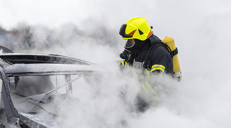 Symbolbild: Autobrand, Auto l&ouml;schen, Feuerwehr l&ouml;scht Auto