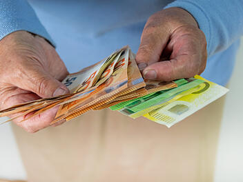 Witwenrenten werden oft durch die Anrechnung von Einkommen gekürzt, was besonders viele Frauen finanziell belastet. Witwenrente, Rente, Euro