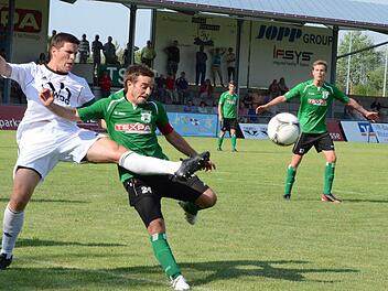 Gutes Spiel vor fast leeren Rängen: Im Duell der Kapitäne kommt Weidens Peter Schecklmann (links) eher ans Spielgerät als Manuel Leicht, der beim 5:1-Sieg unter den Torschützen zu finden war.  Foto: Jürgen Schmitt