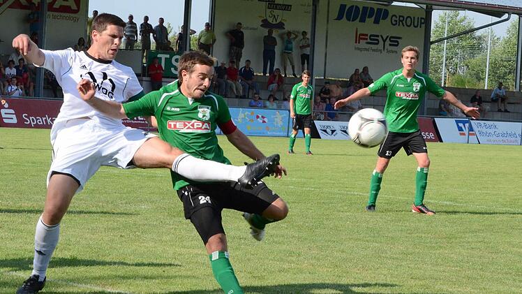 Gutes Spiel vor fast leeren Rängen: Im Duell der Kapitäne kommt Weidens Peter Schecklmann (links) eher ans Spielgerät als Manuel Leicht, der beim 5:1-Sieg unter den Torschützen zu finden war.  Foto: Jürgen Schmitt
