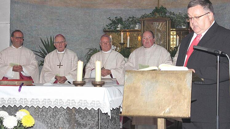 Burgpreppachs Kirchenpfleger Manfred Braterschofsky (rechts) begrüßte die hohen Gäste aus Würzburg. Anlässlich der bischöflichen Visitation des Altdekanats Haßfurt feierten Weihbischof Ullrich Boom (Zweiter von links) und Bischof Friedhelm Hofmann (rechts daneben) in der Pfarrkirche Sankt Konrad ein Pontifikalamt. Mitzelebranten waren Dekan Stefan Gessner aus Baunach (Zweiter von rechts), Hofheims Pfarrer Gerd Greier (links) sowie (verdeckt) der Baunacher Kaplan Sebastian Krems.