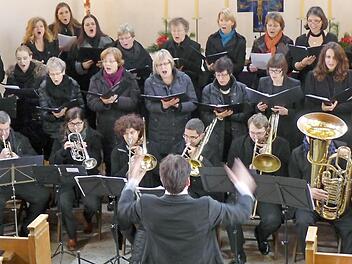Die "Kantorei Haßberge", ein 50 Haßbergstimmen zählender Chor, trägt unter Göttemanns Leitung strahlend und voller sängerischer Professionalität Ausschnitte aus "Gloria" und "Te deum" von John Rutter vor. Fotos: Sabine Meissner