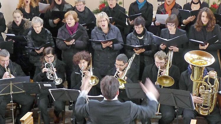 Die "Kantorei Haßberge", ein 50 Haßbergstimmen zählender Chor, trägt unter Göttemanns Leitung strahlend und voller sängerischer Professionalität Ausschnitte aus "Gloria" und "Te deum" von John Rutter vor. Fotos: Sabine Meissner