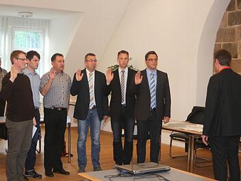 Bürgermeister Gunselmann (l.) vereidigt die sechs neuen Hallerndorfer Gemeinderäte. Foto: Weiler