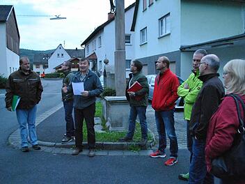Ob die neue Straßenlampe hier neben dem Kreuz aufgestellt werden kann, muss ein Fachmann erst prüfen. Darauf einigten sich die Riedenberger Gemeinderäte bei einem Ortstermin. Foto: Evelyn Schneider