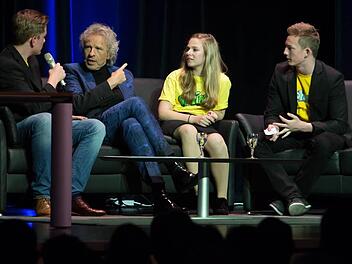 Wie die alten Hasen sitzen die CVG-Schüler Alexander Wulf, Carolina Steger und Wolf Ernst (von links) bei "Thommy" auf der Couch.