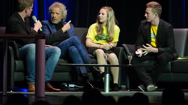 Wie die alten Hasen sitzen die CVG-Schüler Alexander Wulf, Carolina Steger und Wolf Ernst (von links) bei "Thommy" auf der Couch.