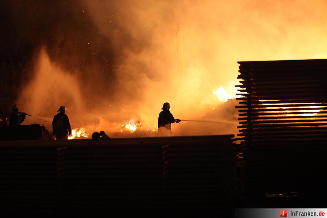 Riesiges Flammeninferno zerstoert grosses Saegewerk - Meterhohe Flammen