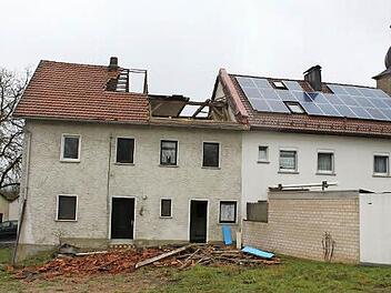 Am Montag haben die Abbrucharbeiten der Doppelhaushälfte am Magister-Goldner-Platz begonnen. Dort wird die Kirchengemeinde Mangersreuth ihr neues Gemeindehaus errichten. Foto: Dagmar Besand