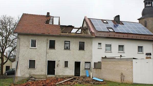 Am Montag haben die Abbrucharbeiten der Doppelhaushälfte am Magister-Goldner-Platz begonnen. Dort wird die Kirchengemeinde Mangersreuth ihr neues Gemeindehaus errichten. Foto: Dagmar Besand