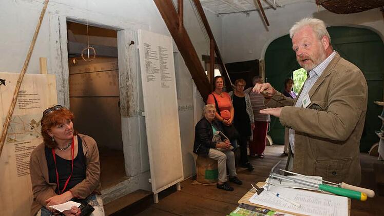 Hubertus Habel erläutert die Besonderheiten der Bamberger Gärtnerwerkzeug