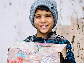 Noch bis zum 15. November können die Päckchen für Kinder in Not abgegeben werden. Der CVJM Alteinstein hat in seiner Freizeit- und Tagungsstätte wieder eine Sammelstelle eingerichtet. In Ebern nimmt die Stadtapotheke die Schuhkartons entgegen. Foto: Geschenke der Hoffnung / David Vogt