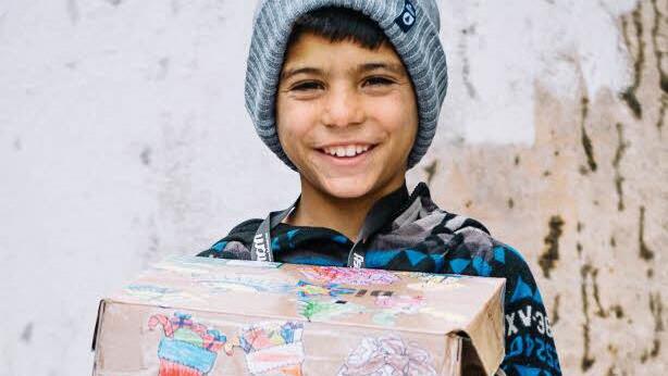 Noch bis zum 15. November können die Päckchen für Kinder in Not abgegeben werden. Der CVJM Alteinstein hat in seiner Freizeit- und Tagungsstätte wieder eine Sammelstelle eingerichtet. In Ebern nimmt die Stadtapotheke die Schuhkartons entgegen. Foto: Geschenke der Hoffnung / David Vogt