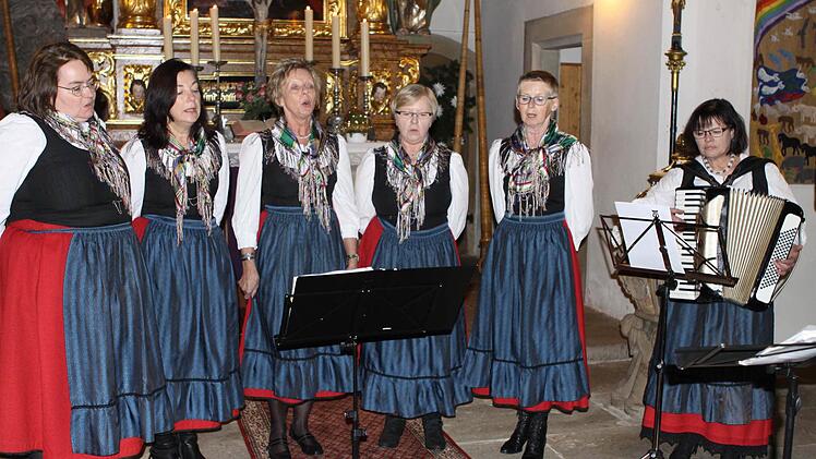 Die Waischenfelder Burgmadla bereicherte mit ihrem Gesang das weihnachtliche Konzert in Weißenbrunn.  Foto: Michael Wunder