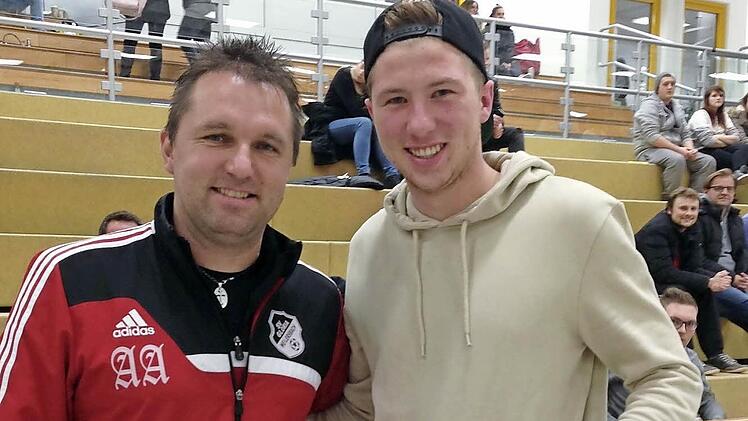 Turnierleiter Arno Amon (li.) gratulierte dem Buckenhofener Felix Pfister zu acht Treffern.