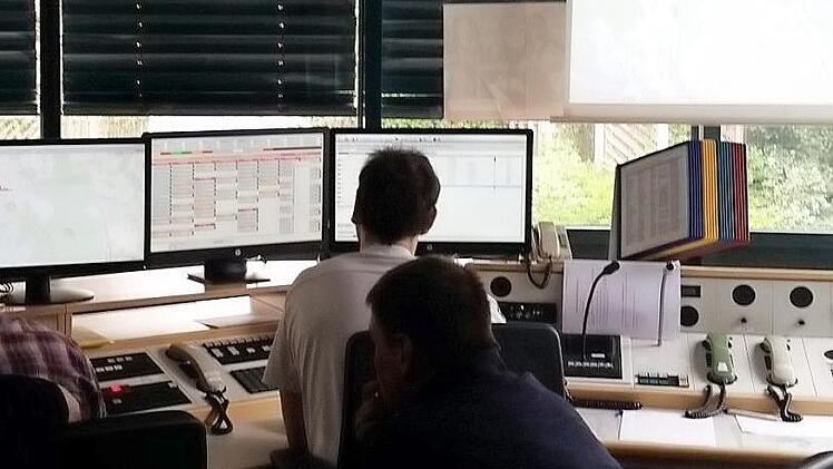 In der Einsatzzentrale wurden die Maßnahmen organisiert. Foto: Michael Wolf