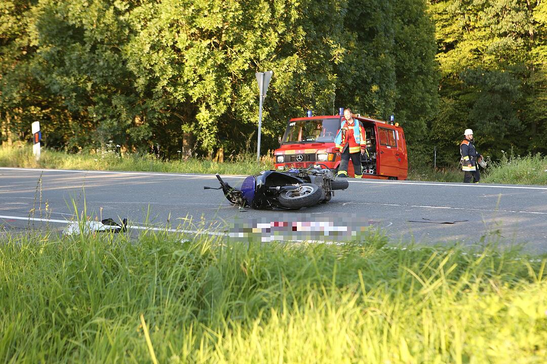 Unterleinleiter:BMW kollidiert frontal mit Roller