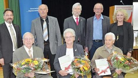 Für 70 Jahre Treue zur IGBCE wurden sie geehrt. Vorne sitzend von links, Albert Ebertsch, Reinhilde Barth, Heinrich Fischer. Mit im Bild hinten von links Holger Kempf, Klaus Neubauer, Seppel Kraus, Werner Fehn, Marina Schmitt. Fotos: Karl-Heinz Hofmann