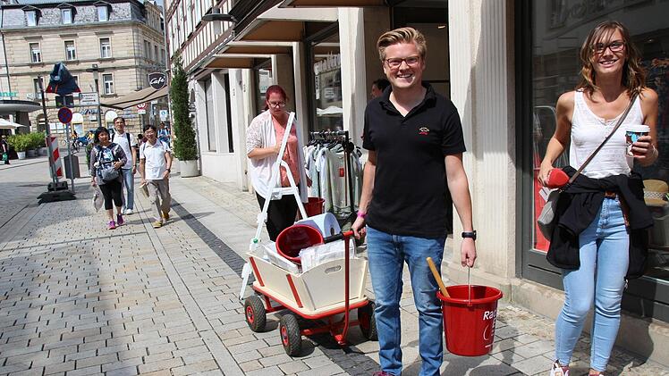 Max Forkel mit dem Bollerwagen, vollgepackt mit Fensterreiniger und Poliertuch. Foto: Simone Bastian