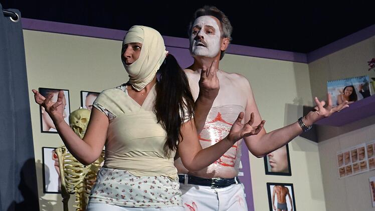 Mit dem Lustspiel "Hauptsache, schön" fasziniert die "Theatergruppe AKW - Autonomer Kulturkreis Wonfurt" das Publikum. Im Bild Chris Wagenhäuser und Wolfgang Voit.