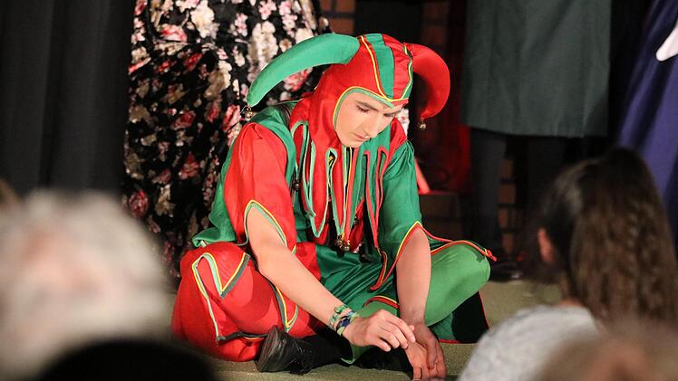 Die Theatergruppe des Franz Miltenberger Gymnasiums spielte "Was ihr wollt" von William Shakespeare. Fotos Sebastian Schmitt