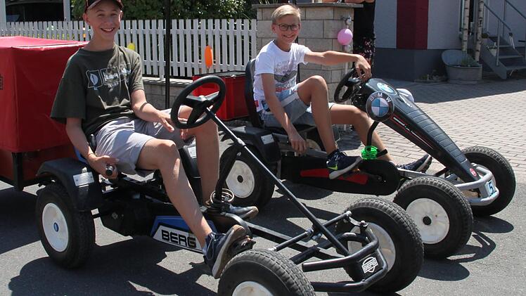 Diese ehemaligen Schüler fuhren im Tretmobil mit.Stephan Stöckel