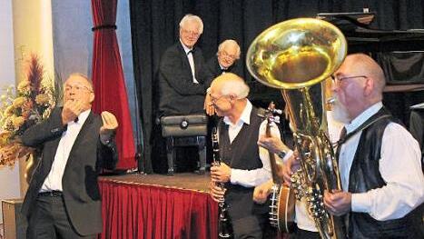 Martin Oberle (links) in seinem Element. Von rechts Heinrich Filsner mit der Tuba, Georg Haselbek mit der Klarinette. Auf der Bühne verfolgen Gabriel und Viktor Konjaev das Ganze Fotos: Evi Seeger