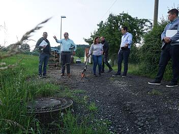 Der Mitglieder des Bauauschusses nahmen die Schäden in der Eulergasse in  Roßbach in Augenschein. Foto: Marion Eckert