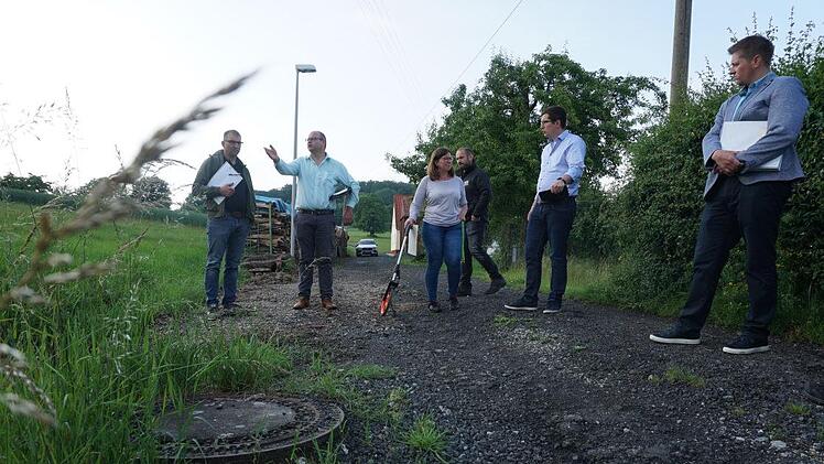 Der Mitglieder des Bauauschusses nahmen die Schäden in der Eulergasse in  Roßbach in Augenschein. Foto: Marion Eckert