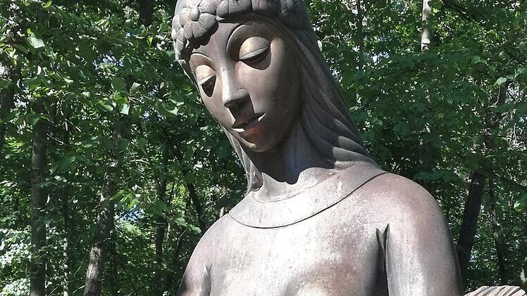 Die lebensgroße Bronzeskulptur der heiligen Dorothea, geschaffen von Bildhauer Klaus Metz (Langenleiten)