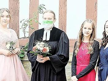Die Konfirmanden mit der Pfarrerin Sonja von Aschen (von links): Eva Neder, Maximilian Werft, Elias Küchler, Jule Müller, Elly Küchler, Sina Knauf sowie Jule Zetzmann und Benjamin Müller Foto: Evangelische Kirchengemeinde Untermerzbach