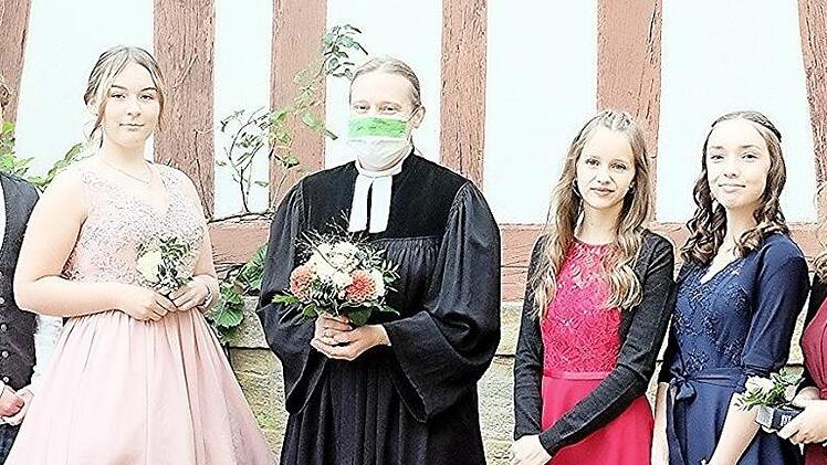Die Konfirmanden mit der Pfarrerin Sonja von Aschen (von links): Eva Neder, Maximilian Werft, Elias Küchler, Jule Müller, Elly Küchler, Sina Knauf sowie Jule Zetzmann und Benjamin Müller Foto: Evangelische Kirchengemeinde Untermerzbach