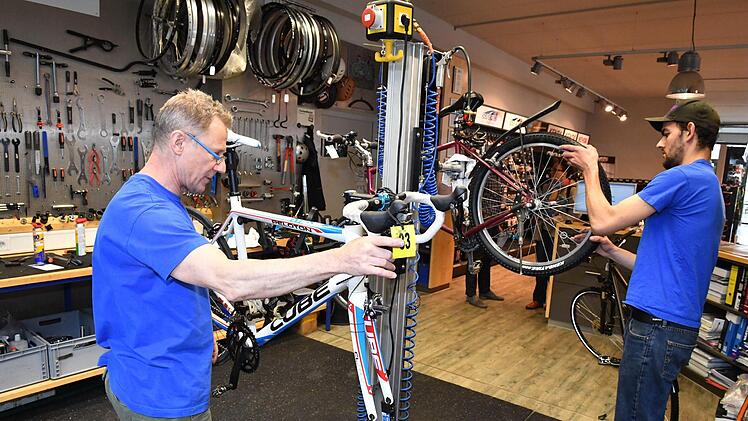 Thomas Kröner (links) ist Leiter der Werkstatt und ehemaliger Rennrad-Profi. Auch sein Kollege Max Günther schwingt sich in der Freizeit aufs Mountainbike und heizt gern durch den Bike-Park auf dem Firmengelände.