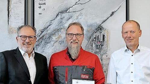 Geschäftsführer Peter Mayr (links) und Jürgen Schäfer (rechts, Leitung Finanzen Administration und Personal) bei der Gratulation zum Betriebsjubiläum und der Überreichung der IHK-Ehrenurkunde an Volker Mahlmeister (Mitte).