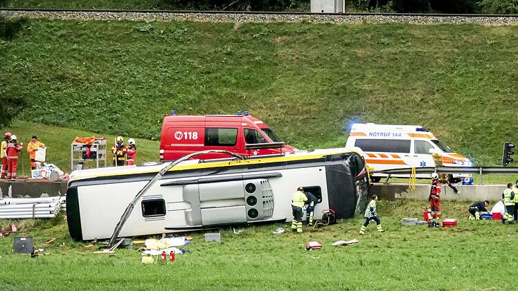 F&uuml;nf Tote bei Busunfall in der Schweiz