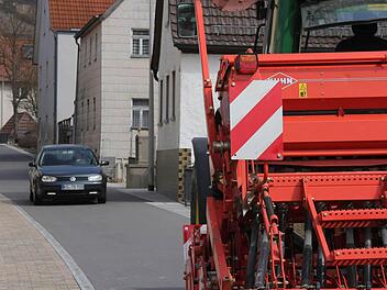 Wenn Landwirt Gerhard Büttner mit seinem drei Meter breiten Schleppergespann durch die Ortsdurchfahrt Wirmsthal zu seinen Feldern will, geht es eng zu. Er fordert deshalb Parkverbot. Fotos: Gerd Schaar
